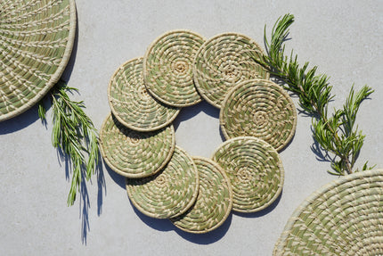 Lot de sous verres en raphia et aravola, idéal pour décorer une table.