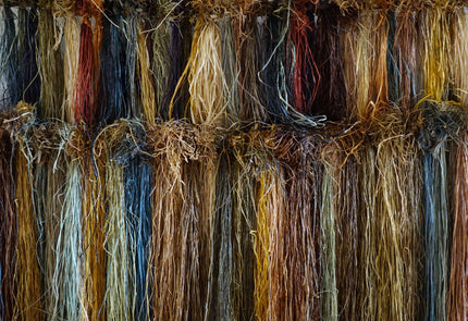 Présentation de la palette de couleurs naturelles extraites de végétaux sur du raphia de Madagascar.