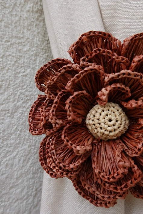 Fleurs en raphia