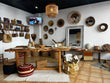 Intérieur de la boutique OQENA, miroirs, sets de table, sac en raphia, meubles en bois faits main