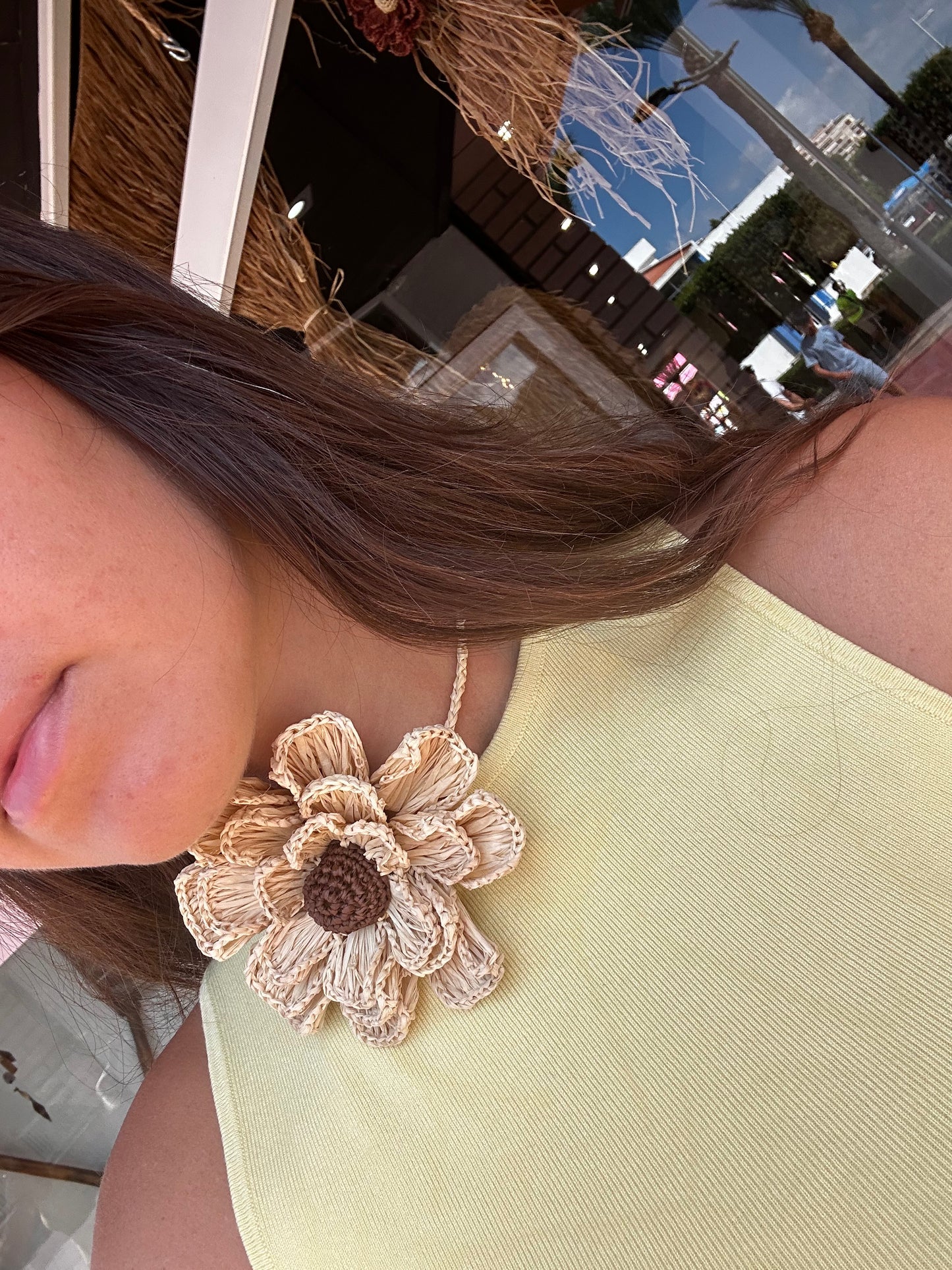 Laidy flor en rafia natural