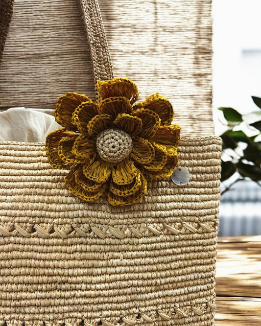 Laidy flower in natural raffia