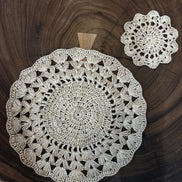 Lot de dessous de verre ronds en raphia tressé beige sur table en bois foncé