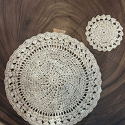 Lot de dessous de verre raphia tressé beige sur table bois foncé