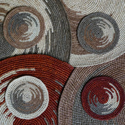 Lot de sets de table et sous-verres en raphia tressé aux tons naturels et rouges, motifs circulaires