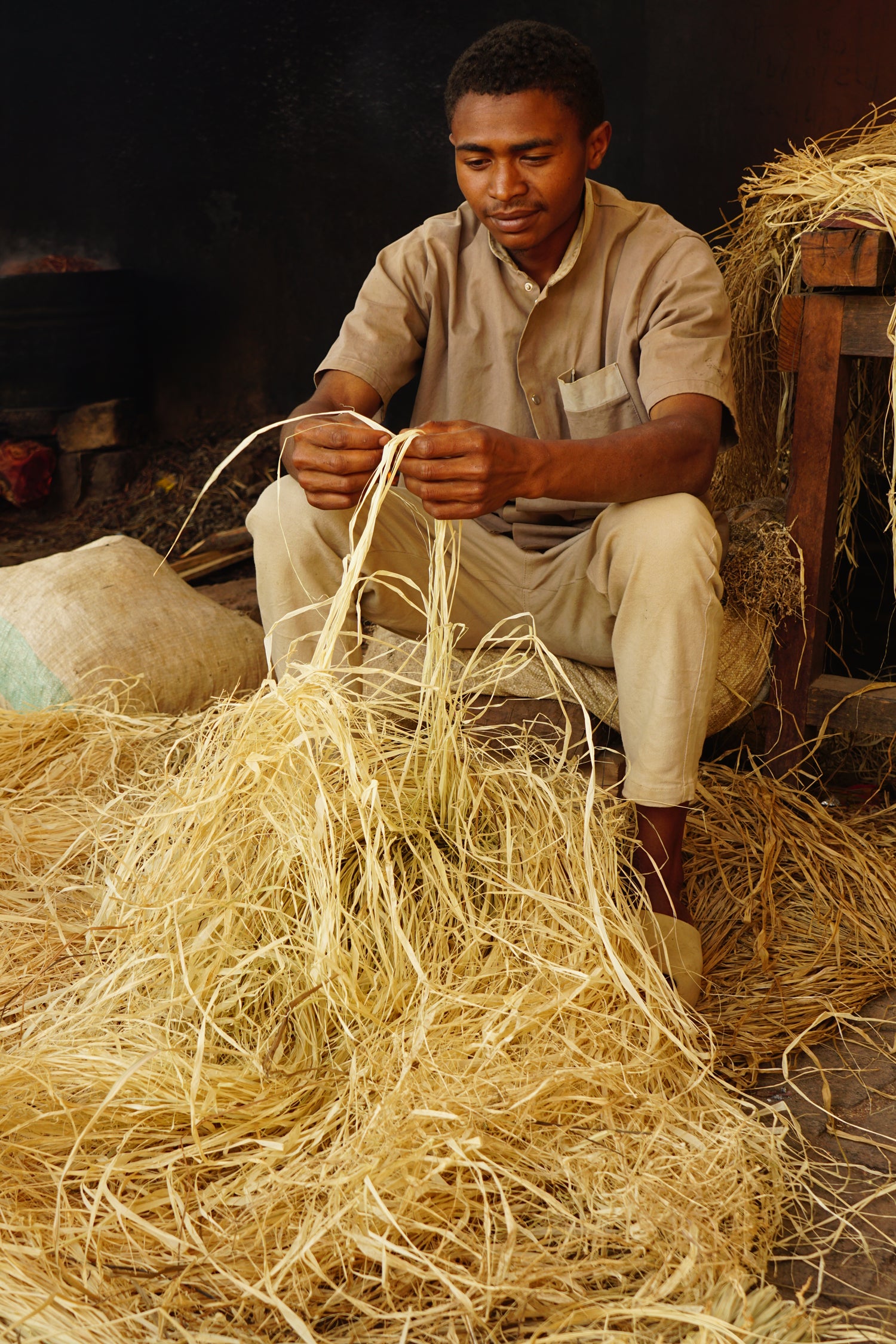 Fibre de raphia naturelle séchée, souple et résistante, utilisée pour des créations artisanales comme sacs, chapeaux et objets décoratifs.