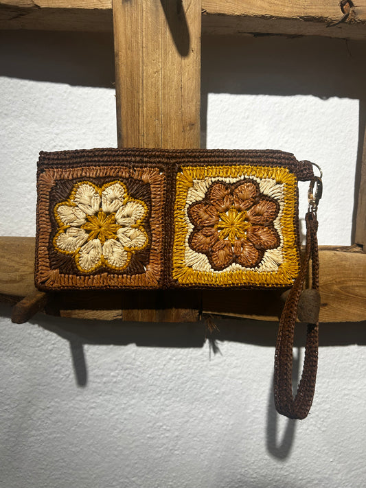 Amapola raffia clutch