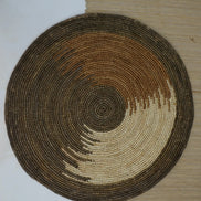 Set de table en raphia Vision de OQENA : set de table artisanal fait à la main avec des fibres naturelles de Madagascar et un design élégant.