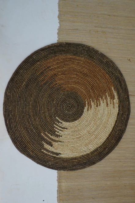Set de table en raphia Vision de OQENA : set de table artisanal fait à la main avec des fibres naturelles de Madagascar et un design élégant.