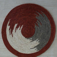 Set de table en raphia Vision de OQENA : set de table artisanal fait à la main avec des fibres naturelles de Madagascar et un design élégant.