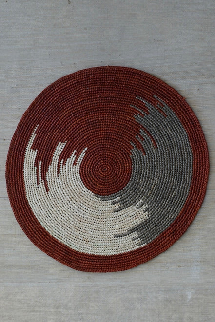 Set de table en raphia Vision de OQENA : set de table artisanal fait à la main avec des fibres naturelles de Madagascar et un design élégant.